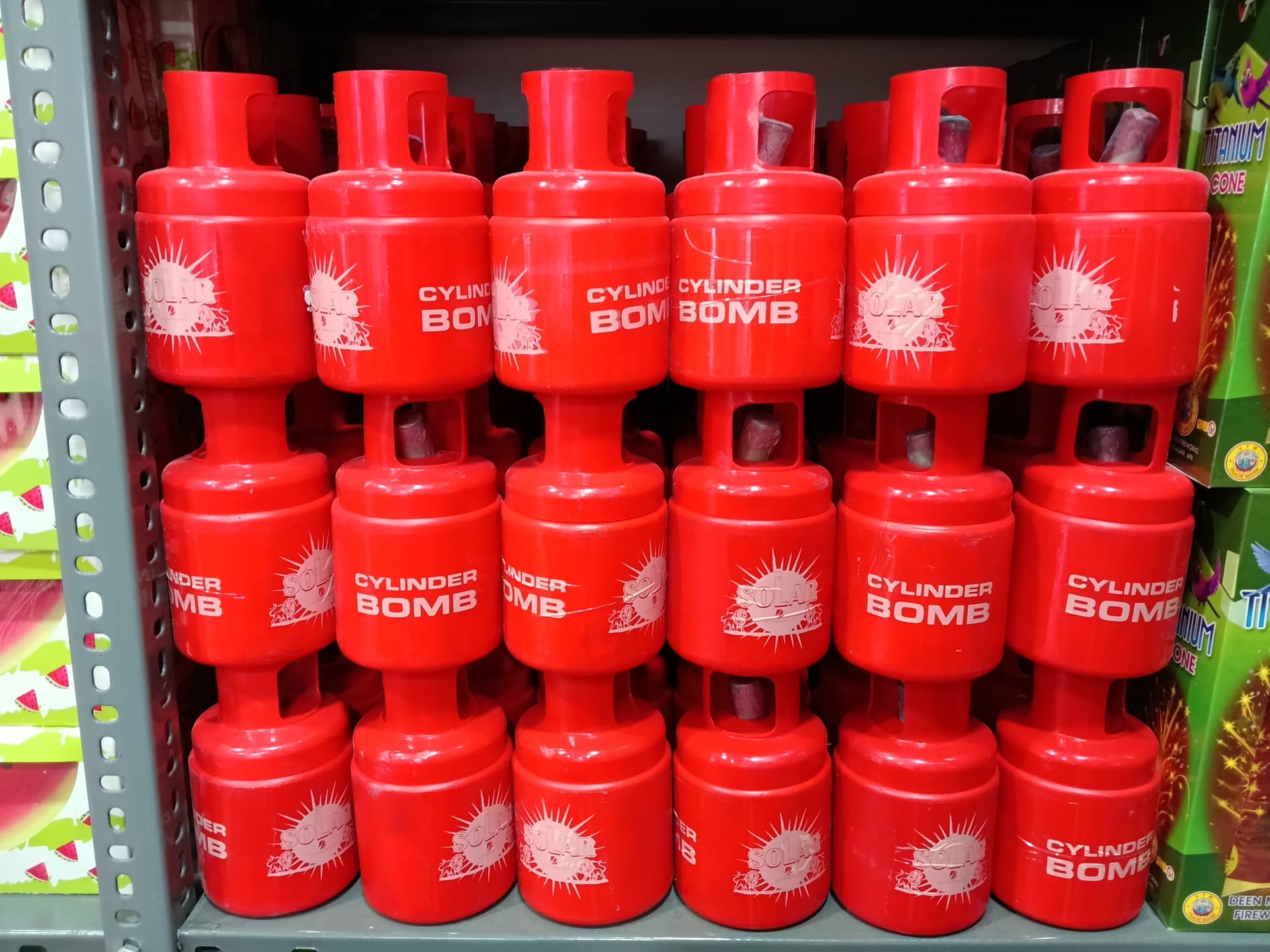 Cylinder (Smoke & Bomb)